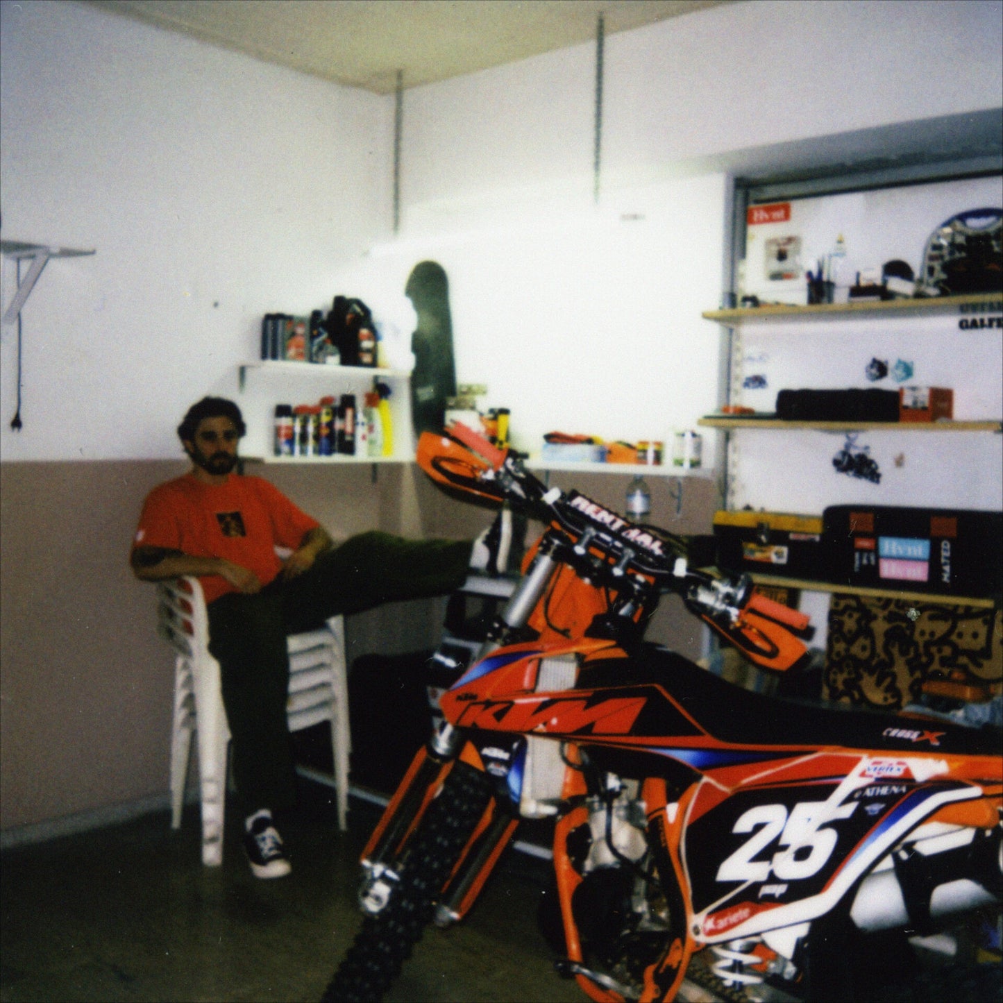 Cashmere | Jones (Red t-shirt)