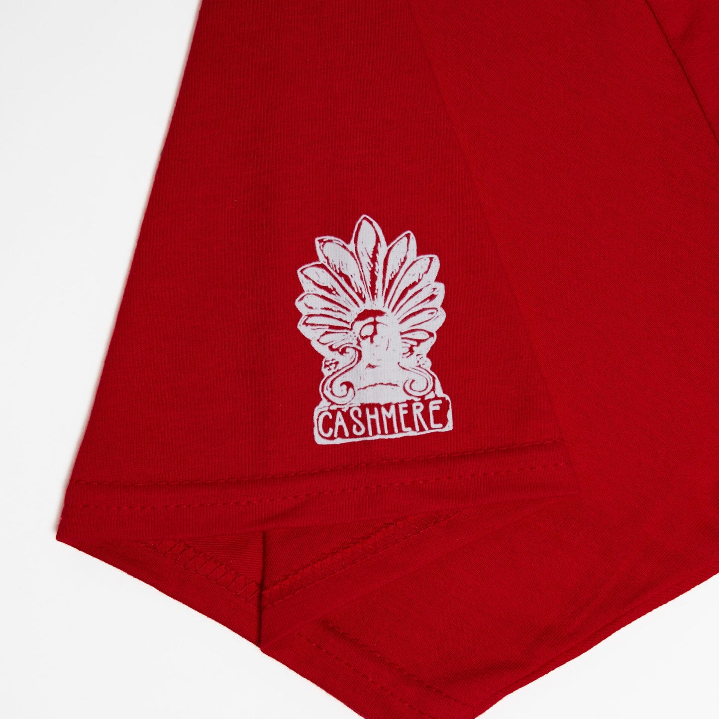 Cashmere | Jones (Red t-shirt)